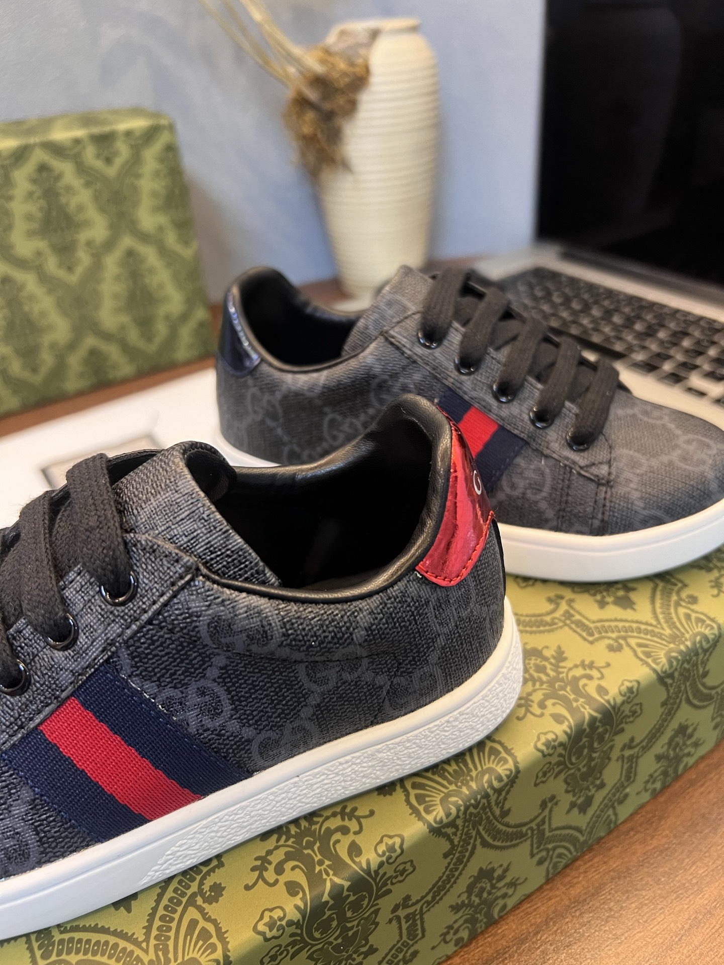 Children's shoes child